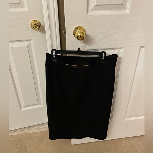 Black skirt with golden metal decoration on the belt - Picture 5 of 5